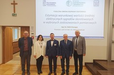 Zdjęcie grupowe wykonane podczas obrony dr. inż. Rafała Chorzępy, od lewej: prof. dr hab. inż. Andrzej Kolek, prof. dr hab. inż. Oleksandra Hotra, dr inż. Rafał Chorzępa, prof. dr hab. inż. Adam Kowalczyk, prof. dr hab. inż. Volodymyr Mosorov