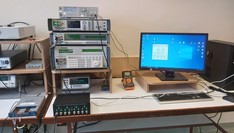 Fotografia stanowiska do wzorcowania komputerowych kart akwizycji danych pomiarowych SW_DAQ 