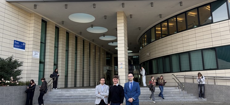 Na pierwszym planie od lewej: T. Zdziebło, J. Wnęk, J. Drzał