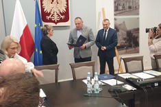 Powołanie Anny Szlachty na członka rady Branżowego Centrum Umiejętności, Starosta Jarosławski wręcza Annie Szlachcie akt powołania.