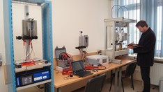 Marek Sereda zapisuje wyniki pomiarów w Laboratorium Badań i Analiz Pomiarowych