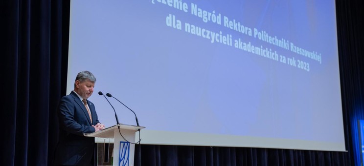 Uroczyste wręczenie dyplomów nagród Rektora PRz. Rektor Piotr Koszelnik wygłasza przemówienie.