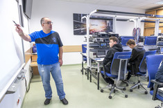 Dr inż. J. Wojturski oraz uczniowie podczas zajęć, 