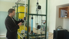 Marek Sereda konfiguruje stanowisko pomiarowe w Laboratorium Badań Przepływów