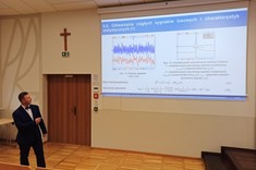 Dr inż. Rafał Chorzępa omawia sposób odtwarzania ciągłych sygnałów losowych i charakterystyk statystycznych.