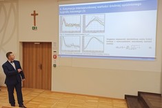 Dr inż. Rafał Chorzępa omawia estymację interwarunkowej wartości średniej opóźnionego sygnału losowego.