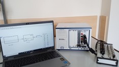 Fotografia stanowiska do wzorcowania modułów PXI – multimetrów i częstościomierzy/czasomierzy SW_PXI
