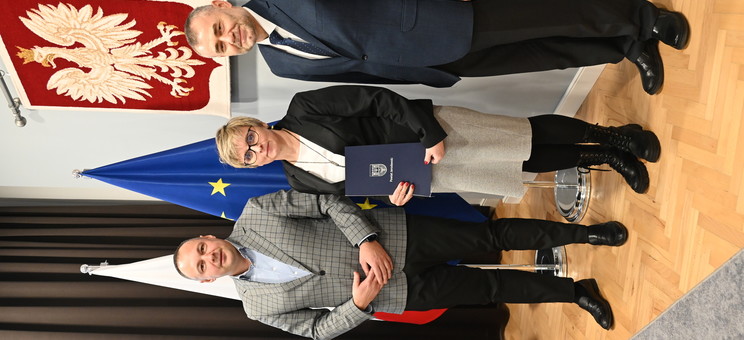 Powołanie Anny Szlachty na członka rady Branżowego Centrum Umiejętności, od lewej: Kamil Dziukiewicz – Starosta Jarosławski, Anna Szlachta, Adam Tomaszewski – Dyrektor BCU.