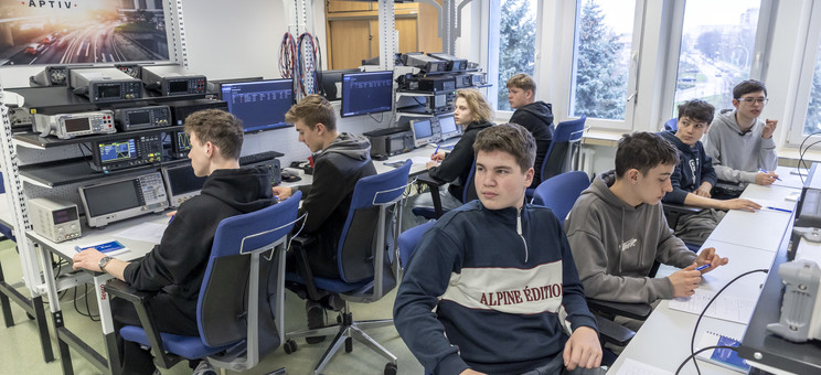 Uczniownie podczas zajęć, 