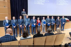 Uroczyste wręczenie dyplomów nagród Rektora PRz. Zdjęcie grupowe pracowników WEiI nagrodzonych za osiągnięcia organizacyjne.