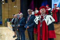 Uroczysta inauguracja roku akademickiego 2024/25. Zdjęcie grupowe wykonane po otrzymaniu odznaczeń, od prawej: rektor prof. dr hab. inż. Piotr Koszelnik, dr hab. inż. Robert Hanus, prof PRz, dr inż. Roman Tabisz.