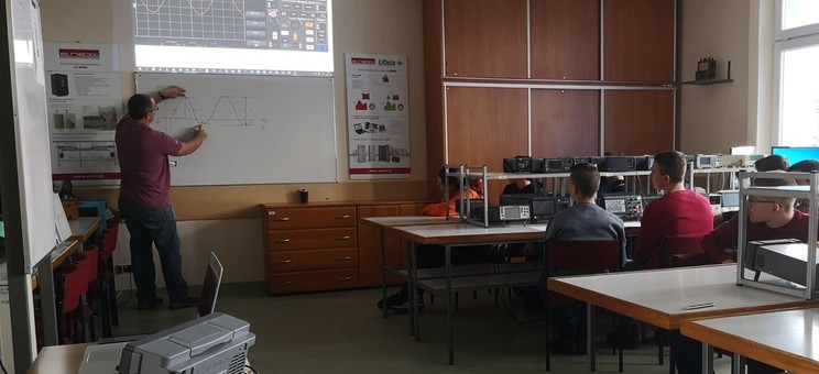 Uczniowie podczas zajęć fot. Marek Fedoryszak (ZSEiO)