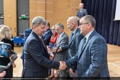 Uroczyste wręczenie dyplomów nagród Rektora PRz. Rektor Piotr Koszelnik wręcza dyplom Jakubowi Wojturskiemu.